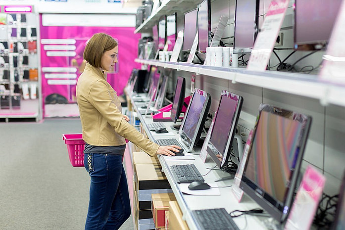 woman buying desktop in store acheter un ordinateur reconditionné
